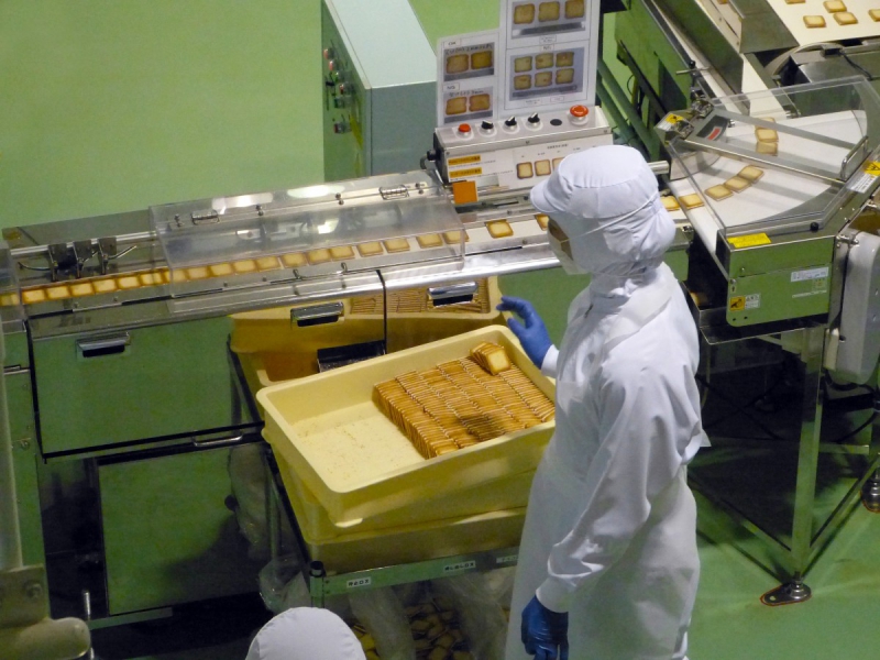 vitrine-LE CASTELLET-min_japan_sapporo_chocolate_factory_label_packaging_cookie_machine_operator-961505